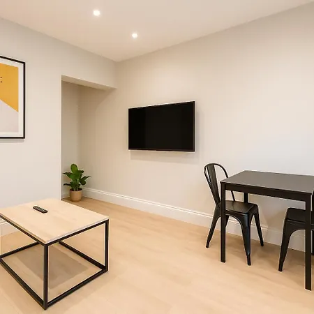 Modern Central Apartment + King Size Bed + Garden Cardiff Exterior photo