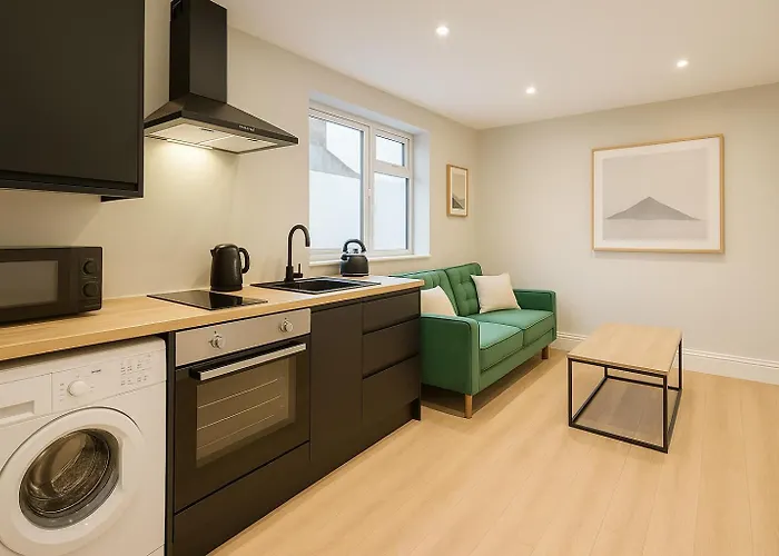 Modern Central Apartment + King Size Bed + Garden