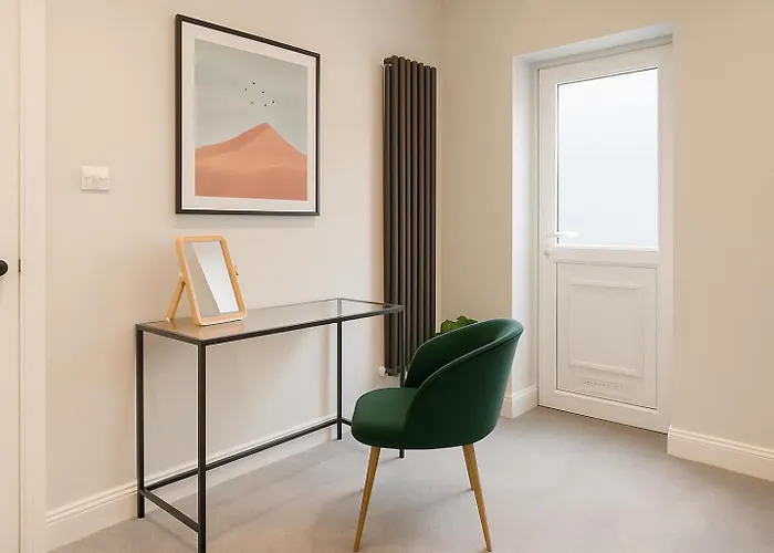 Modern Central Apartment + King Size Bed + Garden